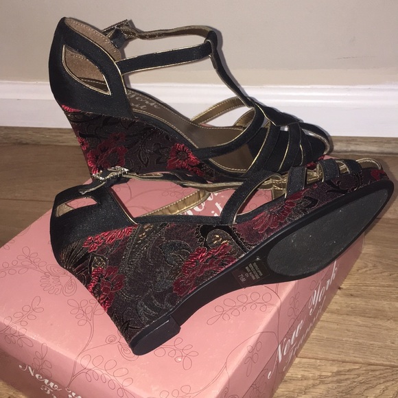 Caged Chinese style buckled wedge heel - Picture 5 of 7